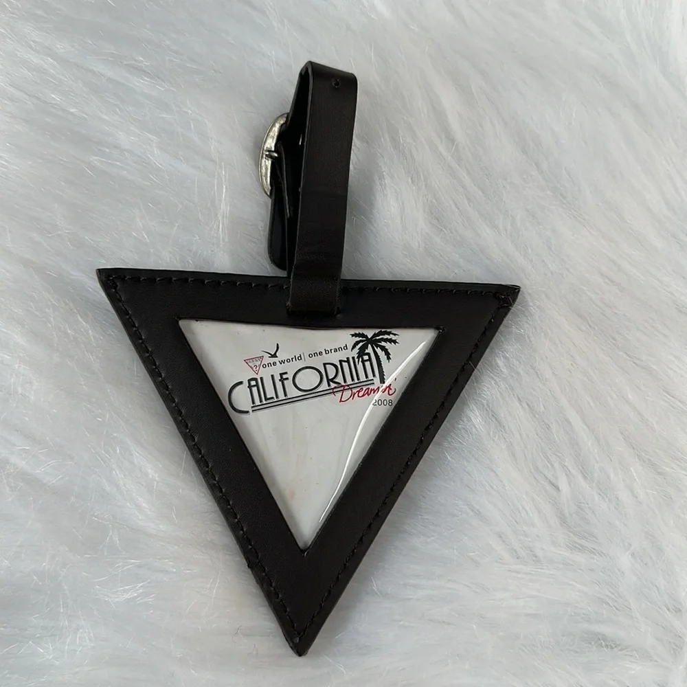New GUESS Triangle Key Ring - Picture 3 of 4